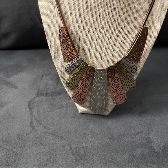 Cool metallic statement necklace - Picture 3 of 5